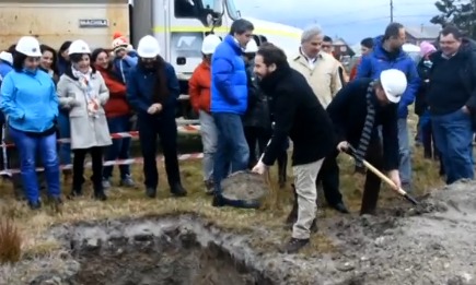 Colocan primera piedra para proyecto habitacional que se realizará en Chaitén 