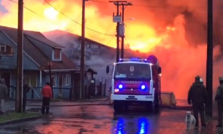 Preocupación causó en Chiloé un gigantesco incendio que afectó las instalaciones de una planta procesadora de mariscos