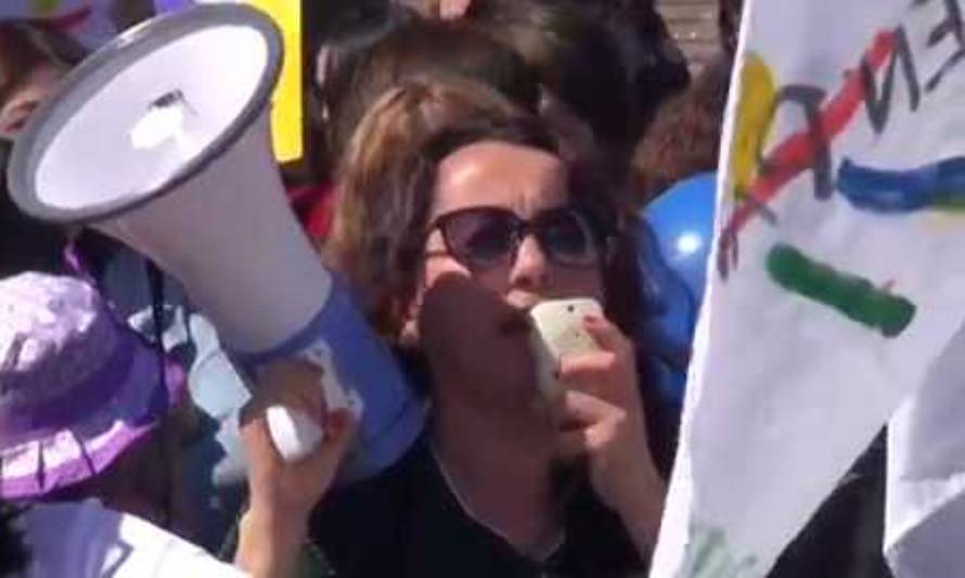 Primera Dama fue recibida en Puerto Montt con contramanifestación de trabajadores de Integra