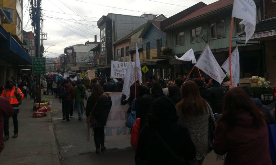 Masiva marcha de los educadores por las calles de Puerto Montt