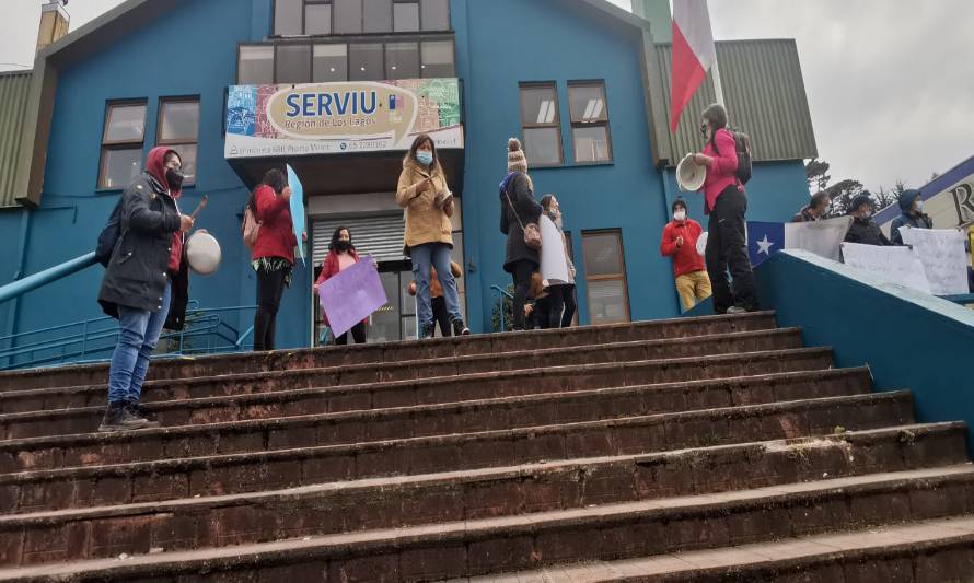 Vecinos y trabajadores protestaron en SERVIU: Exigen respuestas claras