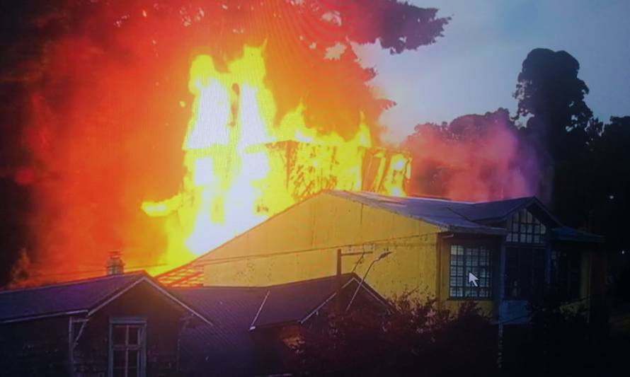 Incendio destruyó antigua casona de dos pisos en Puerto Varas 