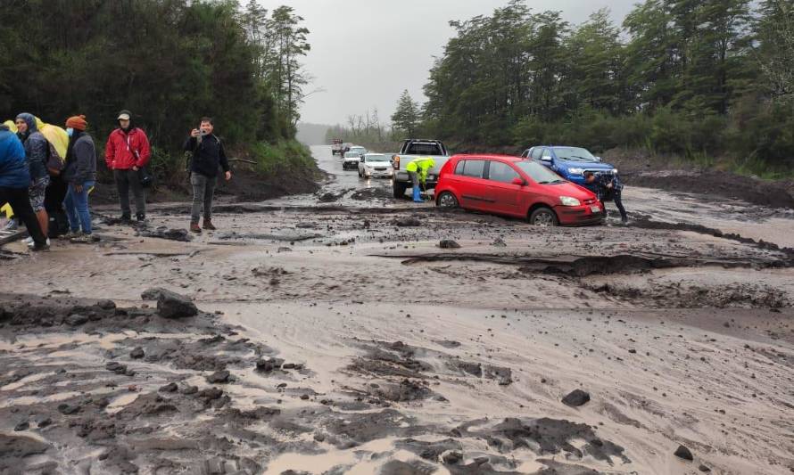 Vehículo quedó atrapado por deslizamiento de tierra camino a Petrohué 