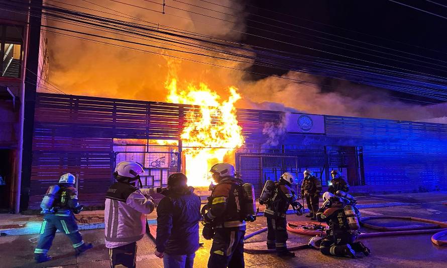Incendio que destruyó restobar de Puerto Montt dejó dos lesionados en residencial vecina