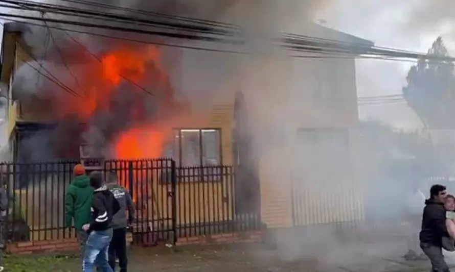 Incendio en calle Las Quemas: Habitantes se debieron lanzar desde el segundo piso para salvar sus vidas.