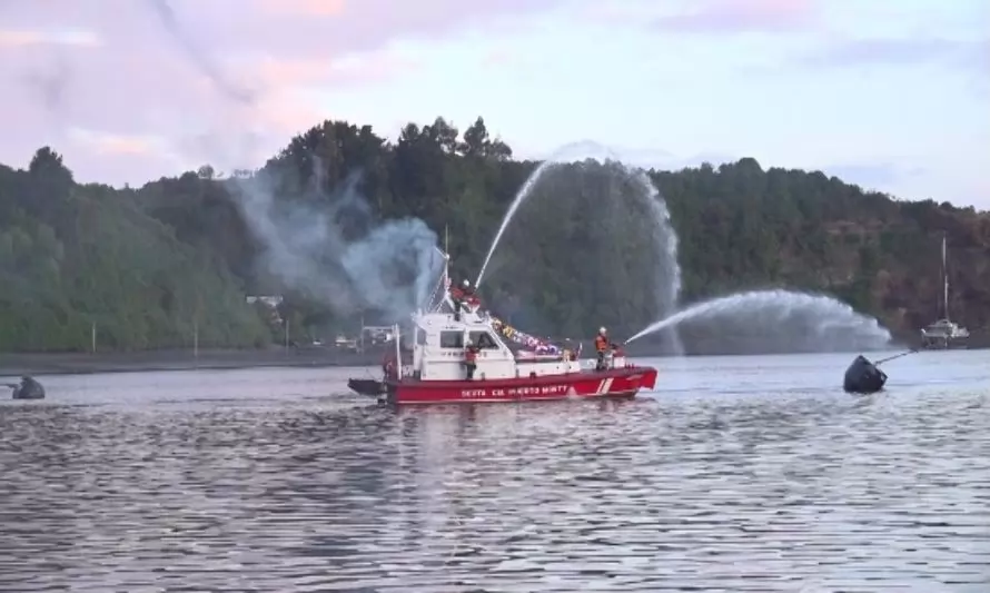 Bomberos de Puerto Montt cuentan con la primera lancha para combatir incendios en el mar 