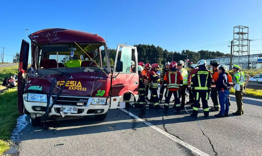 Una persona quedó atrapada en un minibus tras colisionar con camión maderero 