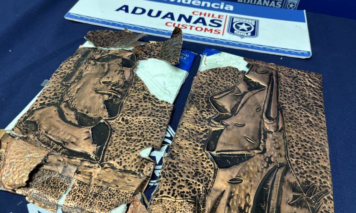 Aduanas incauta adornos con moais rellenos con cocaína