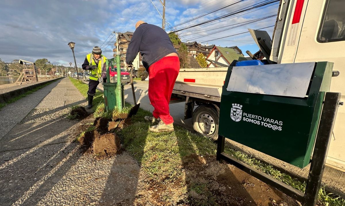 Municipalidad de Puerto Varas comenzó a ejecutar reposición de mobiliario urbano con nuevos basureros en Avenida Costanera  