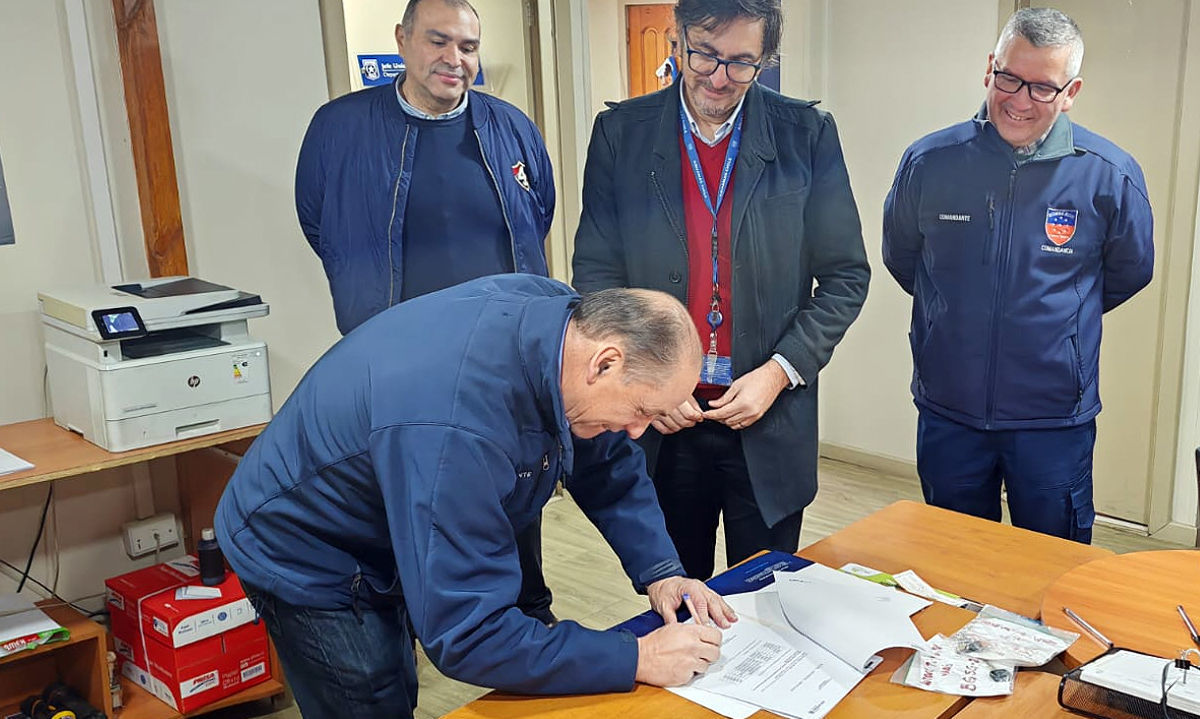 Aduanas entrega vehículos para entrenamiento de Bomberos