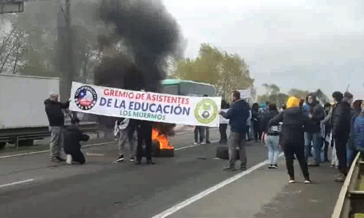 Tensión en Frutillar durante paro nacional de asistentes de la educación: Cinco detenidos tras barricadas en Ruta 5